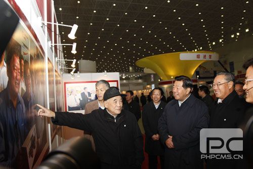 贾庆林参观建国六十周年工程机械行业成就展－《工程机械与维修》成功承办成就展、系列评选活动和颁奖典礼 卓众汽车网