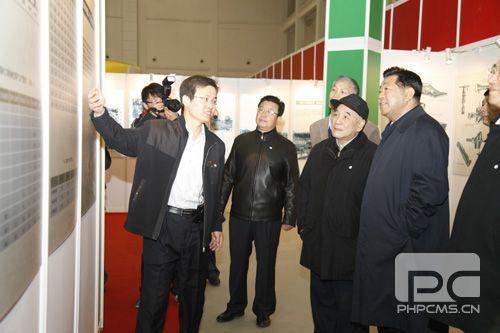 贾庆林参观建国六十周年工程机械行业成就展  卓众汽车网